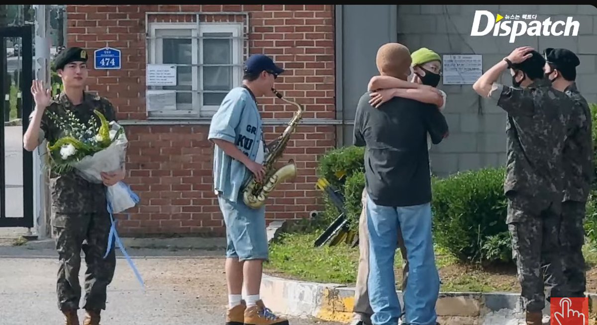 Seokjin junto a los chicos ❤️‍🩹

JIN JIN JIN
KIM SEOKJIN IS BACK
#WelcomeBackJin
#WelcomeHomeOurAstronaut
#TheAstronautHasLanded