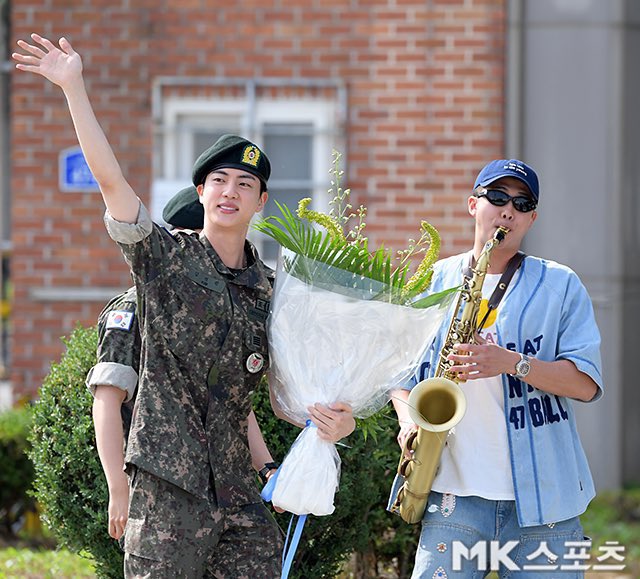 UniversBTS_'s tweet image. 📸 Kim Seokjin está de volta ARMYs!!
LILI CANTOU! 🎉☝️🥳💜

Que saudades!

#WelcomeBackJin 
JIN JIN JIN 
RETURN OF OUR PRIDE JIN
KIM SEOKJIN IS BACK