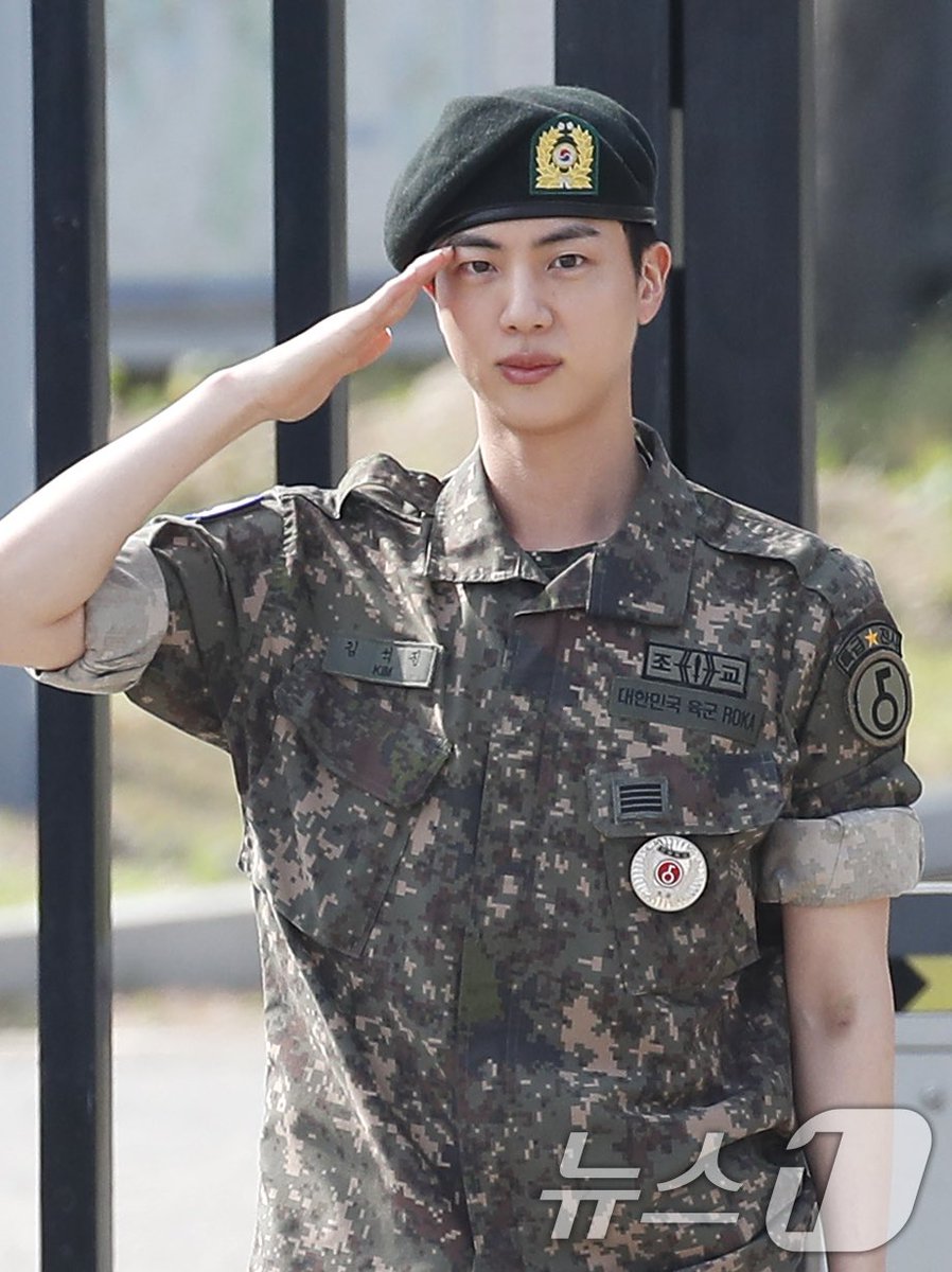 BTSxBRAZIL's tweet photo. ❗️ Kim Seokjin oficialmente está dispensado do Serviço Militar obrigatório! 

1/7 https://t.co/yVF1nri9bi