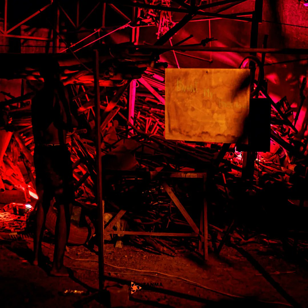 MohamedPlayer2's tweet photo. Loin d'être électricien ou dépanneur de matériel l'éclairagiste est celui qui place des projecteurs en coulisses et le public il voit une fenêtre il installe 15 gamelle aux cintres et voilà un soleil 
comment se passe-t-il?
C'est ainsi que la barque d'école
#Récréâtrales 2024 https://t.co/7FWWL63H5C