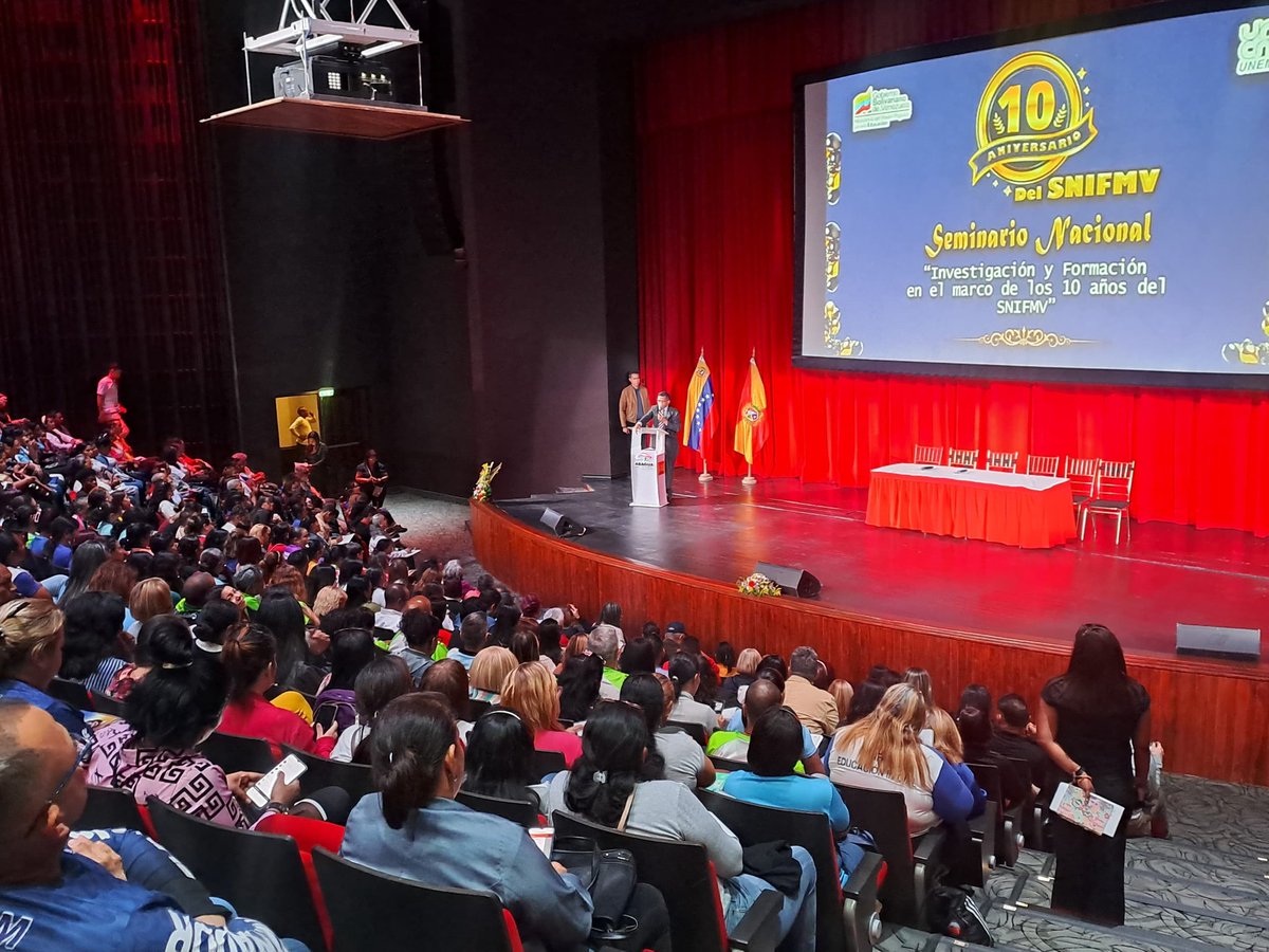 Representación de altura 👏

Desde el <a href="/TeatroOperaMcy/">Teatro de la Ópera de Maracay</a> nuestro Viceministro de Instalaciones y Logística y Pdte. de la corporación <a href="/pedrodiazg59/">Pedro Diaz</a> participó en el  Seminario Nacional de "Investigación y Formación en el marco de los 10 años del SNIFMV" <a href="/NicolasMaduro/">Nicolás Maduro</a> <a href="/_LaAvanzadora/">Yelitze Santaella</a>