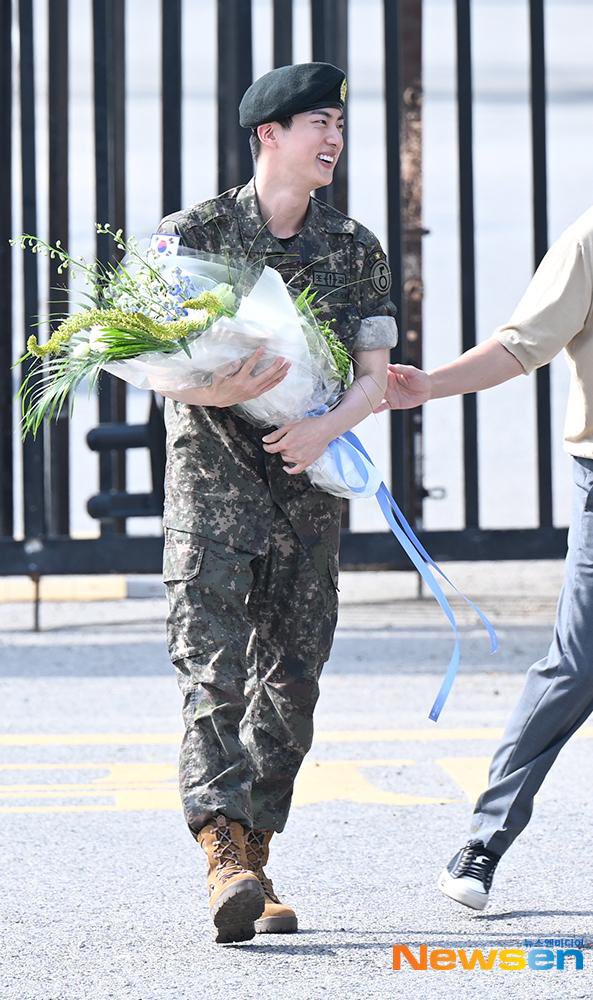 btspicstwt_'s tweet photo. [📸 PHOTOS] 

#Jin official Military Discharge (6)

#WELCOMEBACKJIN https://t.co/tTHYDlMm6y