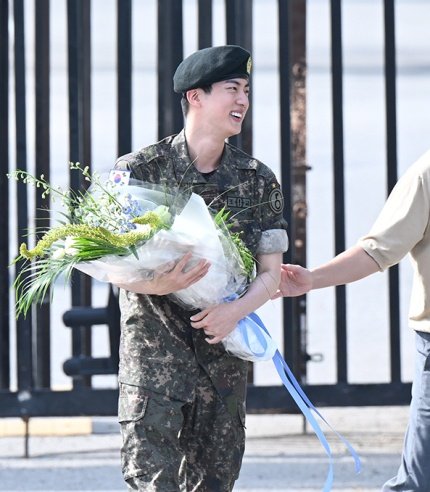 Te amamos tanto seokjin 🥹❤️‍🩹

#WelcomeBackJin
#WelcomeHomeOurAstronaut
#TheAstronautHasLanded