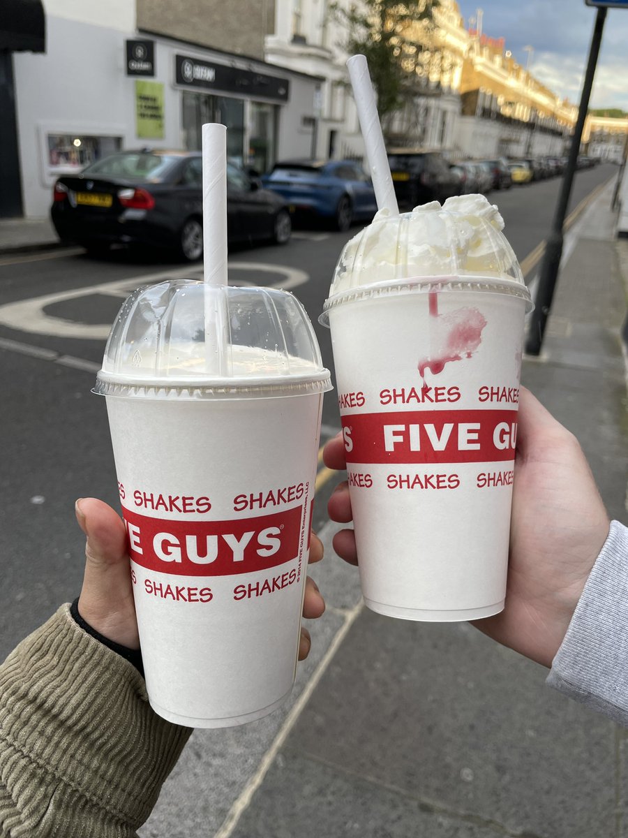 konoliving's tweet photo. Five guys 行きたくて時間なくて家でバーガーにしたけど、結局夕方行ってしまった🤣

本当に、ベーコンと、ピーナッツバターのシェイク美味しいからぜひ飲んでほしい😭 https://t.co/81ZpLypekz