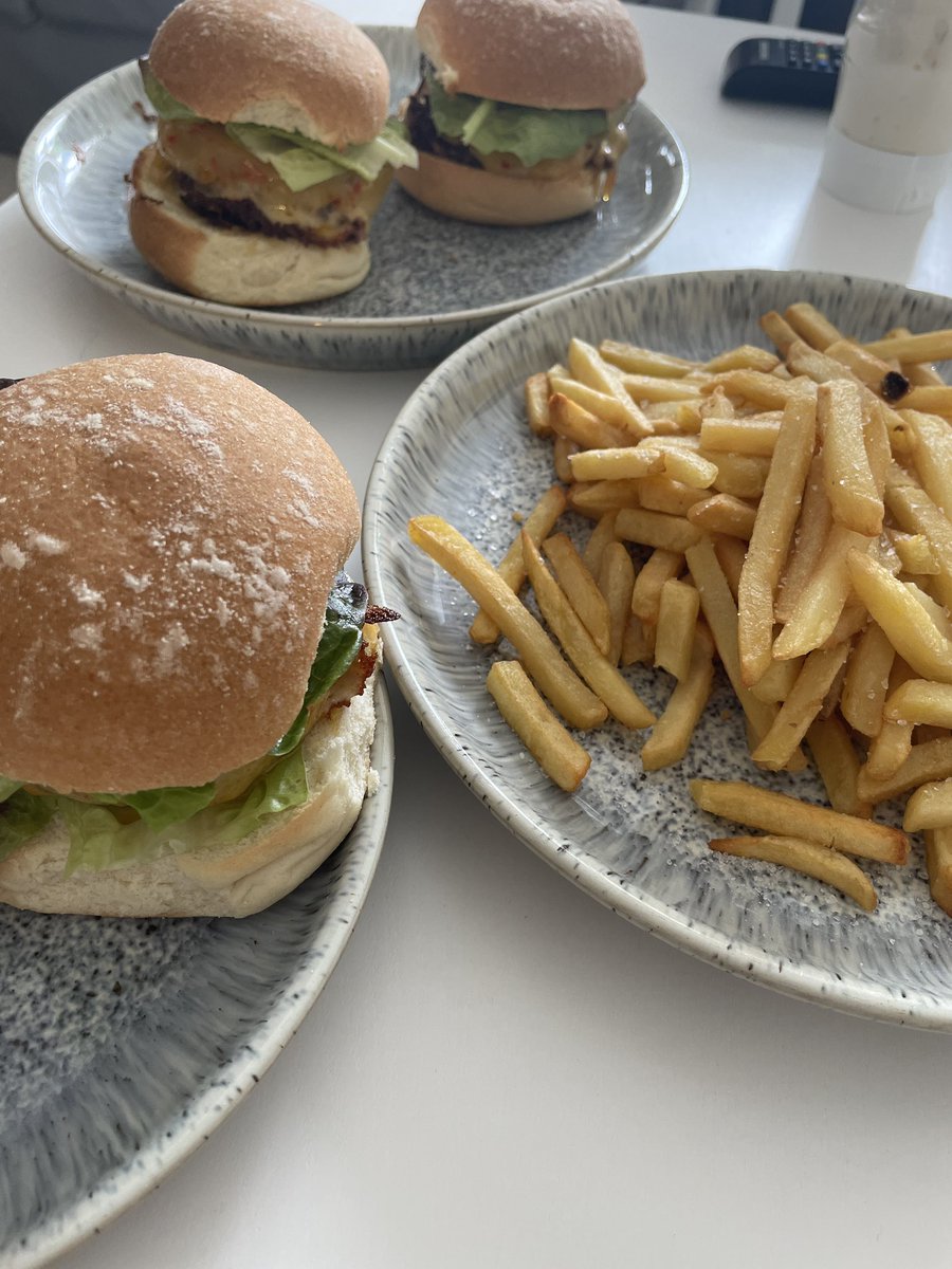 konoliving's tweet photo. Five guys 行きたくて時間なくて家でバーガーにしたけど、結局夕方行ってしまった🤣

本当に、ベーコンと、ピーナッツバターのシェイク美味しいからぜひ飲んでほしい😭 https://t.co/81ZpLypekz
