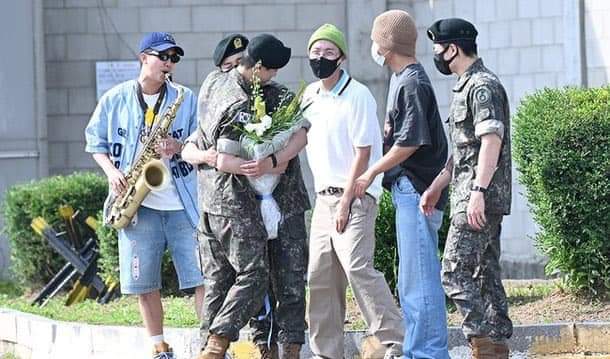 MsSaxophoneStar's tweet photo. #WelcomeBackJin https://t.co/xXc5THGE5b