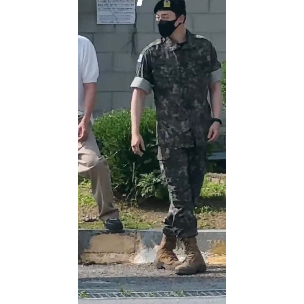 jmtokyos's tweet photo. como você se sente coreia sabendo que não conseguiram desviadar meu homem??????? https://t.co/lRYAdxdLEO