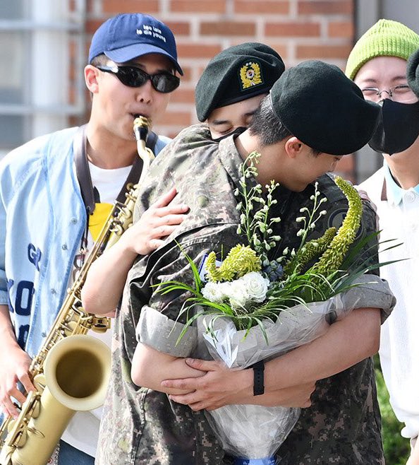 this scene feels so romantic yet so chaotic, just like bangtan, just like home 😭