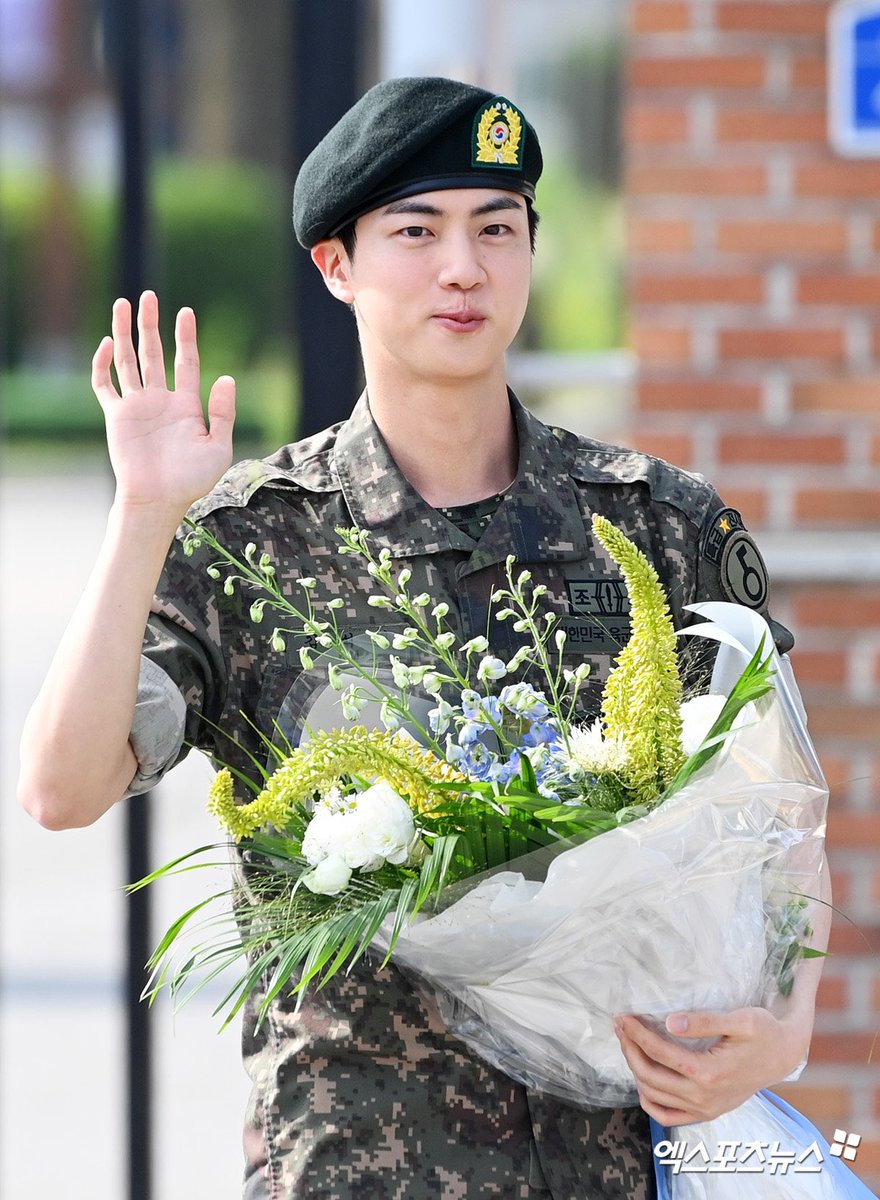 btspicstwt_'s tweet photo. [📸 PHOTOS] 

#Jin official Military Discharge (8)

#WELCOMEBACKJIN https://t.co/tRAferIrVO