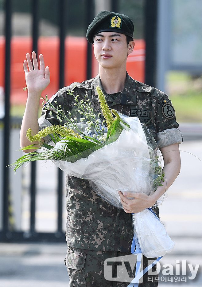 btspicstwt_'s tweet photo. [📸 PHOTOS] 

#Jin official Military Discharge (8)

#WELCOMEBACKJIN https://t.co/tRAferIrVO