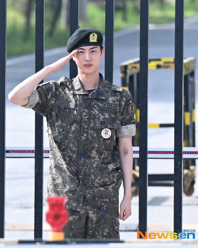 btspicstwt_'s tweet photo. [📸 PHOTOS] 

#Jin official Military Discharge (9)

#WELCOMEBACKJIN https://t.co/lLzW41gCu2