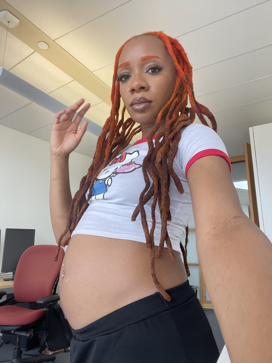 Not bloated, just 5 months pregnant 🤓