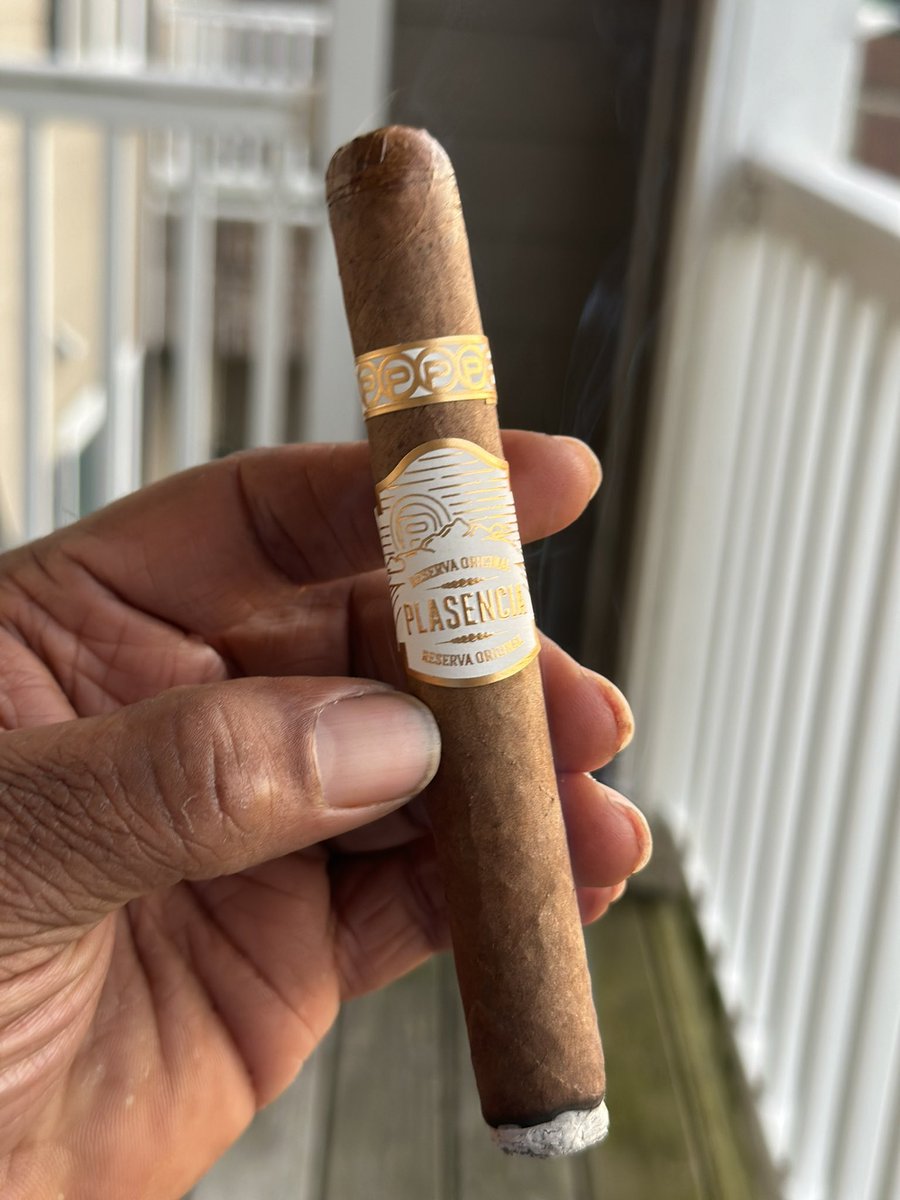 OnyxKing4Lyfe's tweet photo. Indulging in this NC heat with @PlasenciaCigars #ReservaOriginal https://t.co/JSRJr6qqzQ