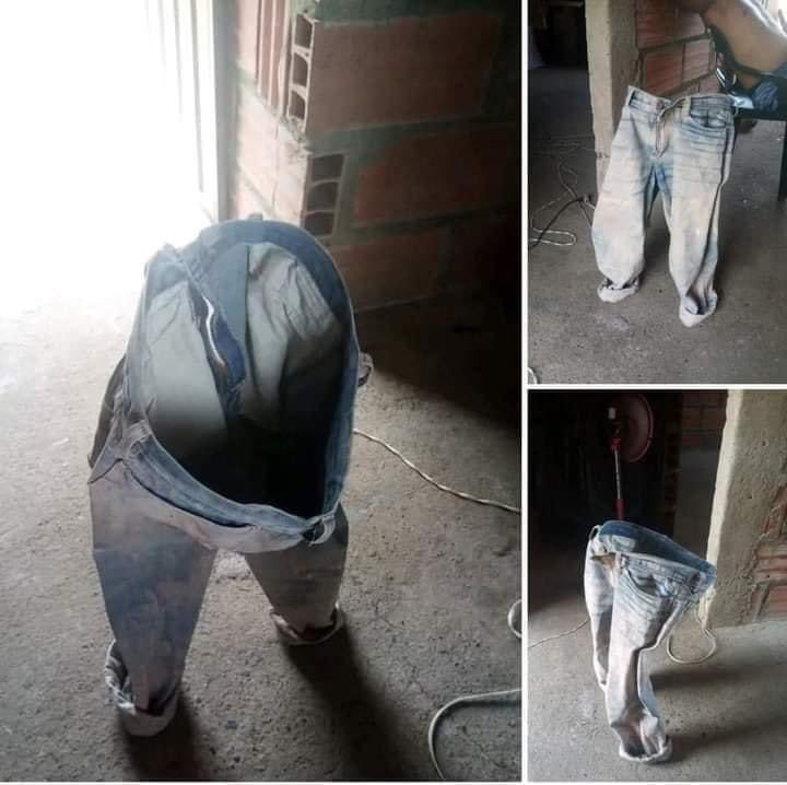 el pantalon que uso todos los dias levantado a las 6am listo para ir a trabajar