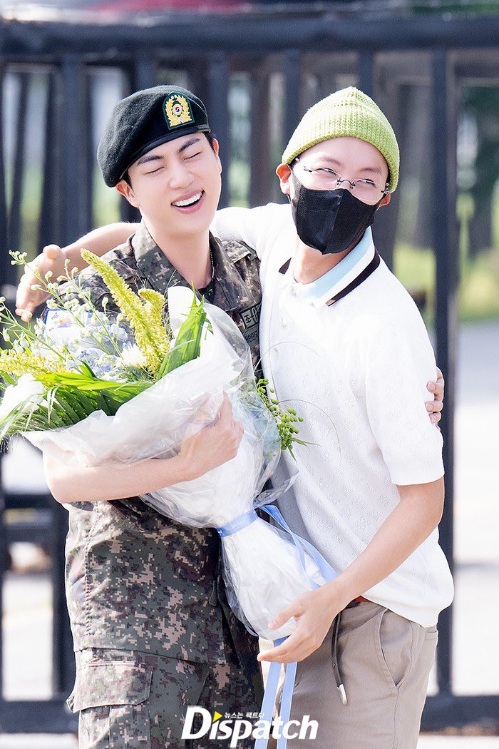 btspicstwt_'s tweet image. [📸 PHOTOS] 

#Jin official Military Discharge | #RM &amp;amp; #Jhope (12)

#WELCOMEBACKJIN
