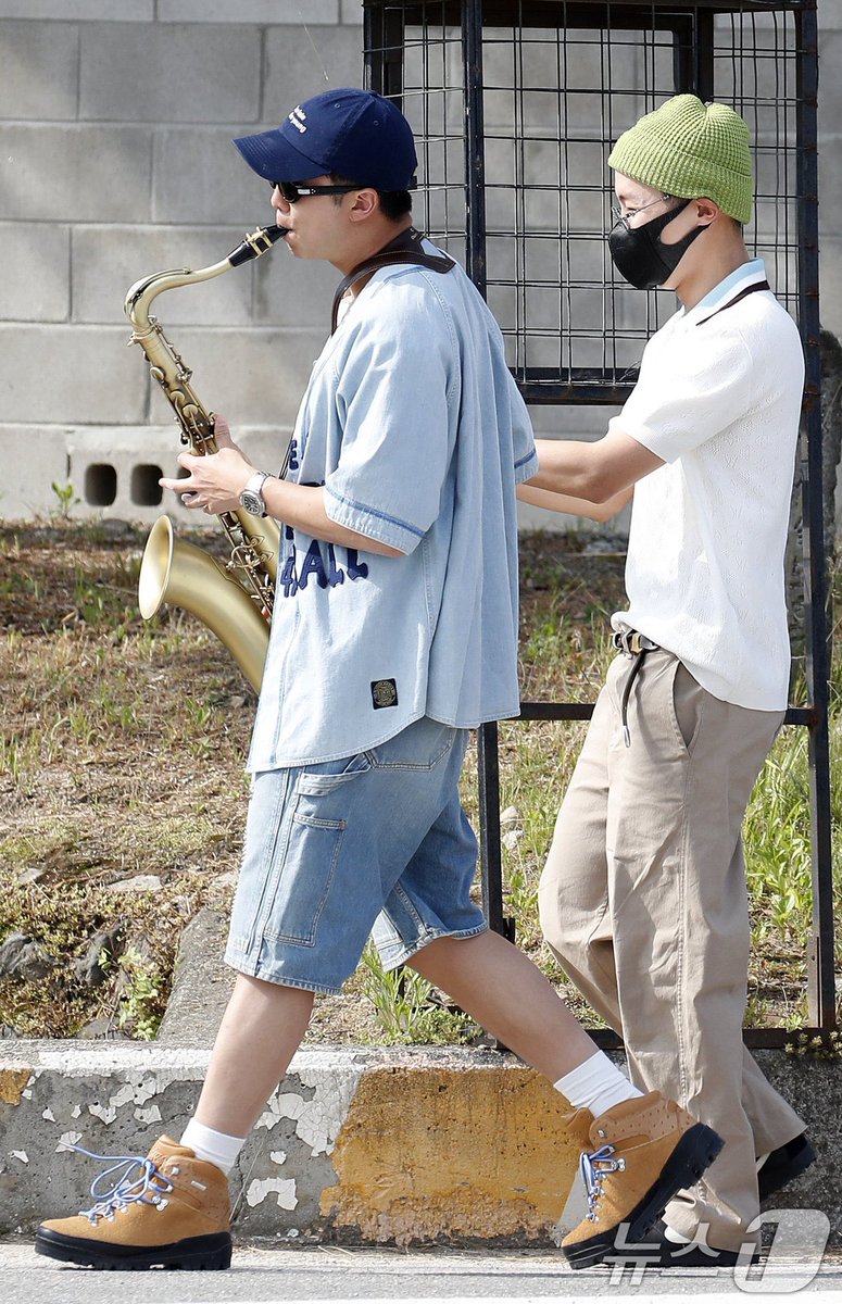 btspicstwt_'s tweet image. [📸 PHOTOS] 

#Jin official Military Discharge | #RM &amp;amp; #Jhope (12)

#WELCOMEBACKJIN