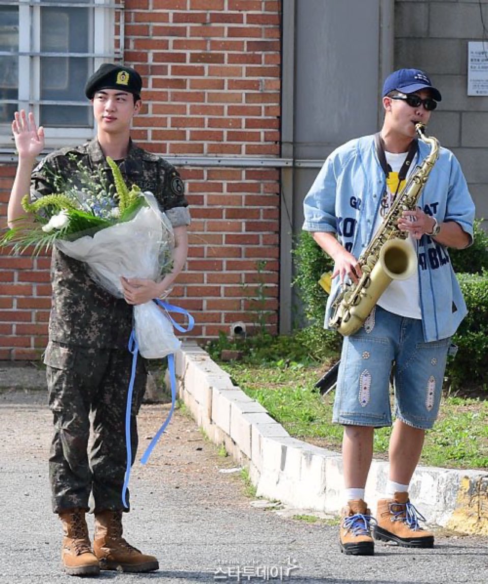 _BTSMoments_'s tweet image. so unserious photo 😭🥹