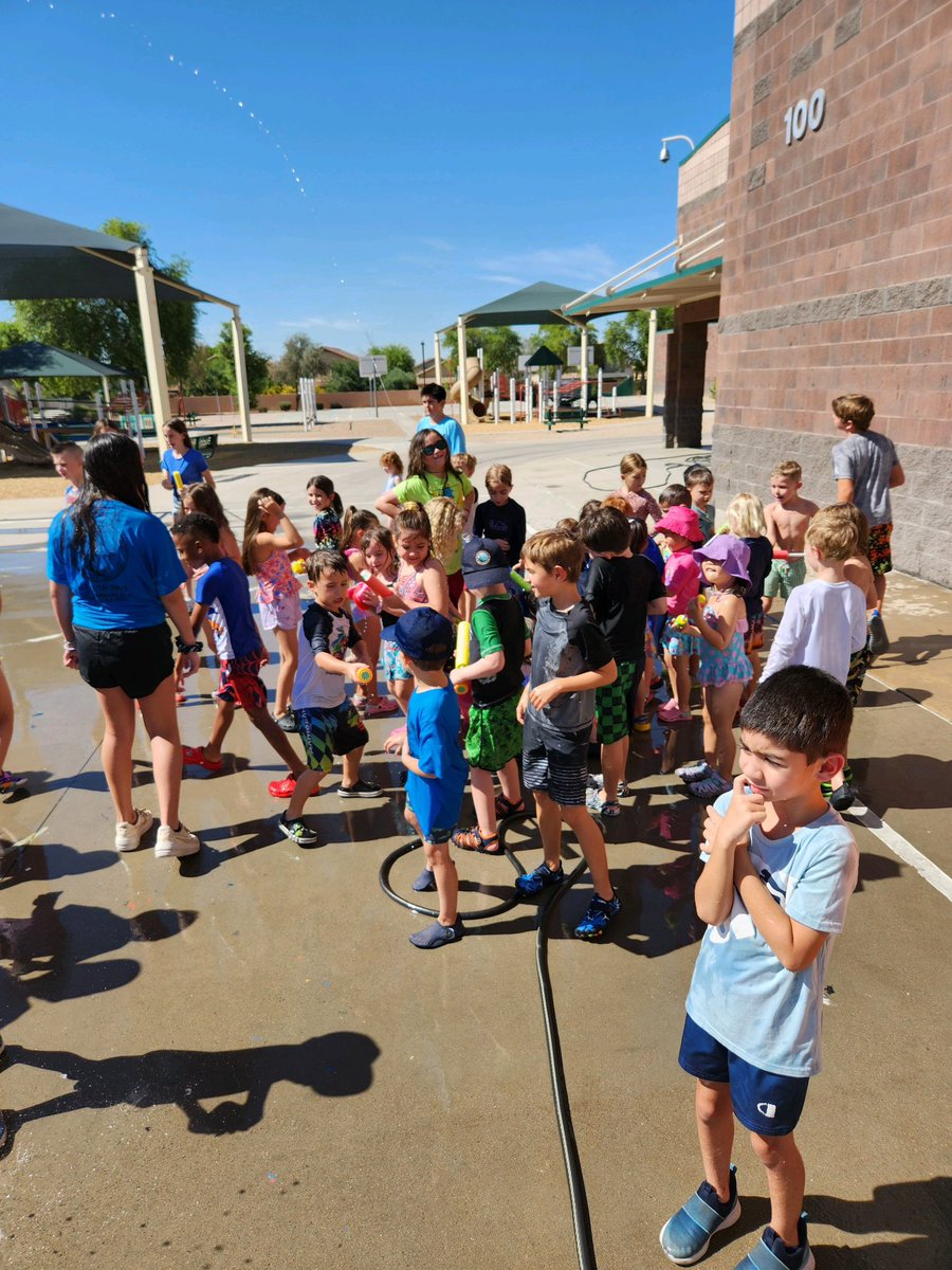 CommunityDv's tweet image. Sierra Verde Campers enjoyed Water Day with the Fantastic Fire Department. Everyone had a great time. DVUSD #wevegotwhatyouwant