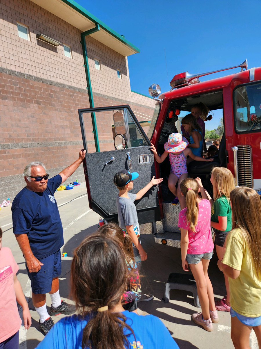 CommunityDv's tweet image. Sierra Verde Campers enjoyed Water Day with the Fantastic Fire Department. Everyone had a great time. DVUSD #wevegotwhatyouwant