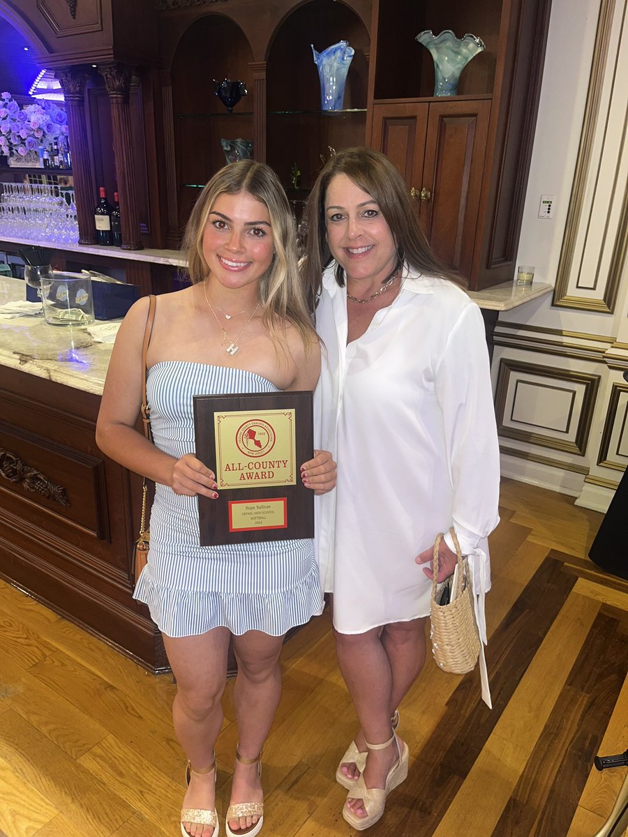 HopeSullivan_25's tweet photo. Had a great time these past two days! Monday receiving my first team all county plaque and today my team banquet  and receiving my first team all conference award @NYNighthawksSB https://t.co/nbAF4LafMK
