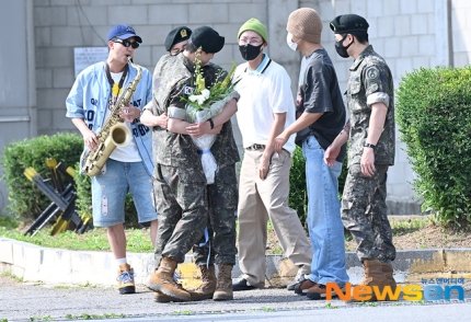 theJINPRlNT's tweet photo. [PHOTO UPDATE] A compilation and thread of K-Media photos of Kim Seokjin being welcomed by BTS members during his discharge in the military service. 📸

#WelcomeBackJin #JIN #BTSJIN @BTS_twt https://t.co/YzrOqhSO4B