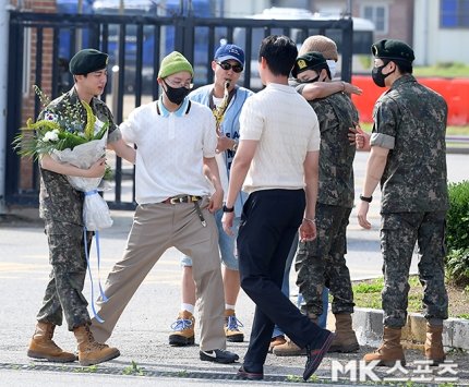 theJINPRlNT's tweet photo. [PHOTO UPDATE] A compilation and thread of K-Media photos of Kim Seokjin being welcomed by BTS members during his discharge in the military service. 📸

#WelcomeBackJin #JIN #BTSJIN @BTS_twt https://t.co/YzrOqhSO4B