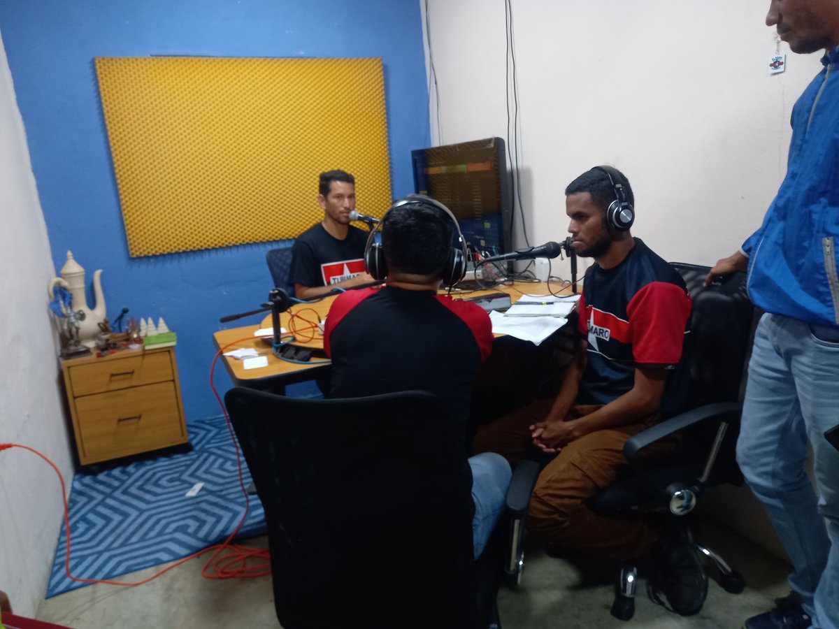 ¡Ante la Guerra Mediatica, Comunicacion Popula! 
La <a href="/JuventudMRTVzla/">X Oficial Juv. Rebelde Tupamaro</a> expreso a traves del programa radial ejemplo de lucha, el apoyo total al candidato de la patria <a href="/NicolasMaduro/">Nicolás Maduro</a> <a href="/TupamaroMRT_/">Movimiento Revolucionario TUPAMARO Vzla.</a> esta en la calle dias tras dia sin descanso preparandonos para la gran victoria 28J