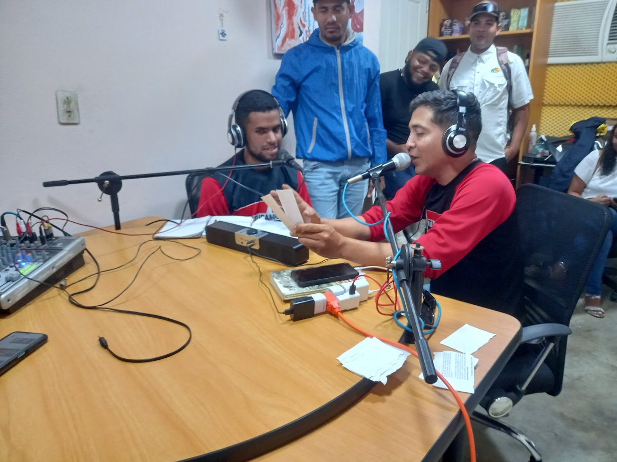ArcenioMRT's tweet photo. ¡Ante la Guerra Mediatica, Comunicacion Popula! 
La @JuventudMRTVzla expreso a traves del programa radial ejemplo de lucha, el apoyo total al candidato de la patria @NicolasMaduro @TupamaroMRT_ esta en la calle dias tras dia sin descanso preparandonos para la gran victoria 28J https://t.co/OseuADI0F5