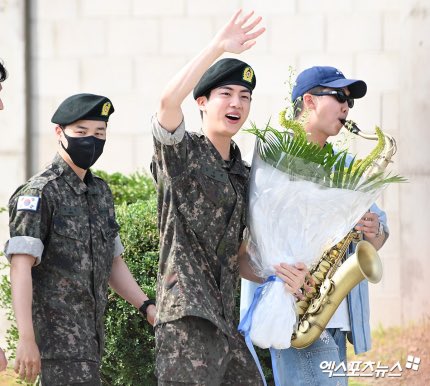 OurDawnofGlory's tweet photo. 저기 트럼펫알감자 사진마다 씬스틸러이신거 개웃기다고요 https://t.co/cYfasJO1sb