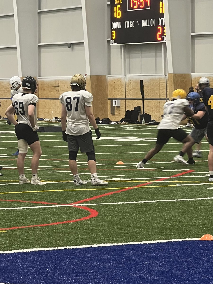 HunterNewberg's tweet photo. Had a great camp up at UW Eau Claire! Got a little D-End work in today. Thanks for the invite @MikeBecking. https://t.co/uFmiDPsVVT