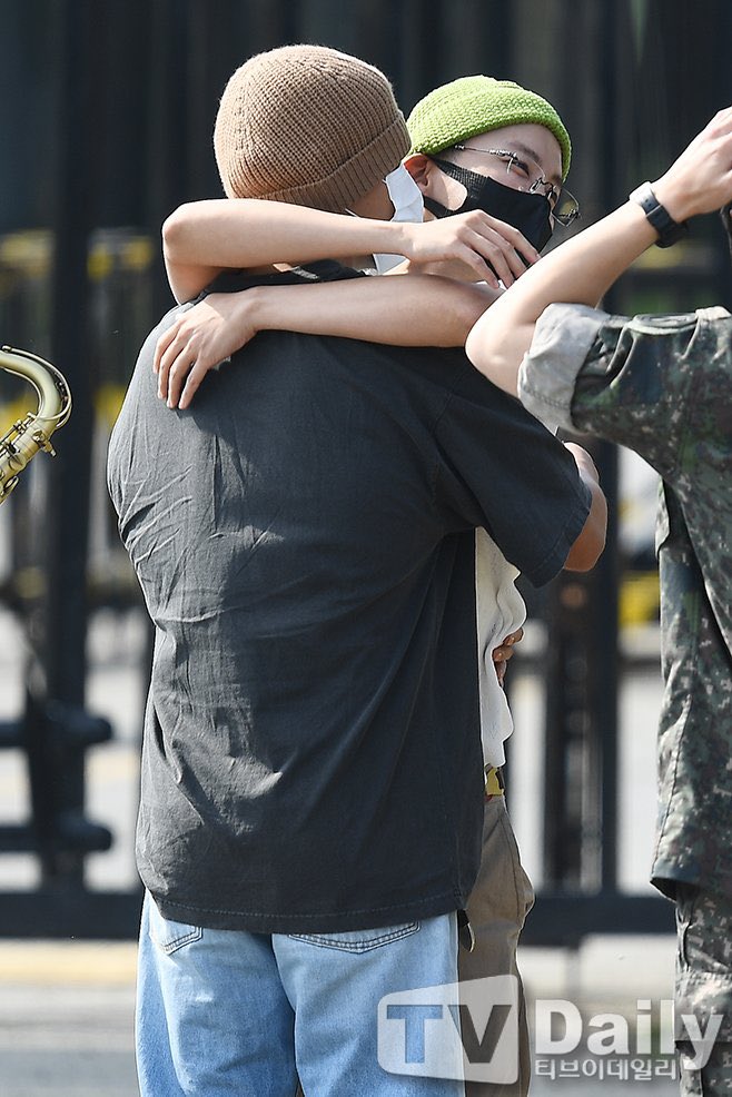 btspicstwt_'s tweet image. [📸 PHOTOS] 

#Jin official Military Discharge | #Jhope, #Jimin, #V &amp;amp; #Jungkook (14)

#WELCOMEBACKJIN