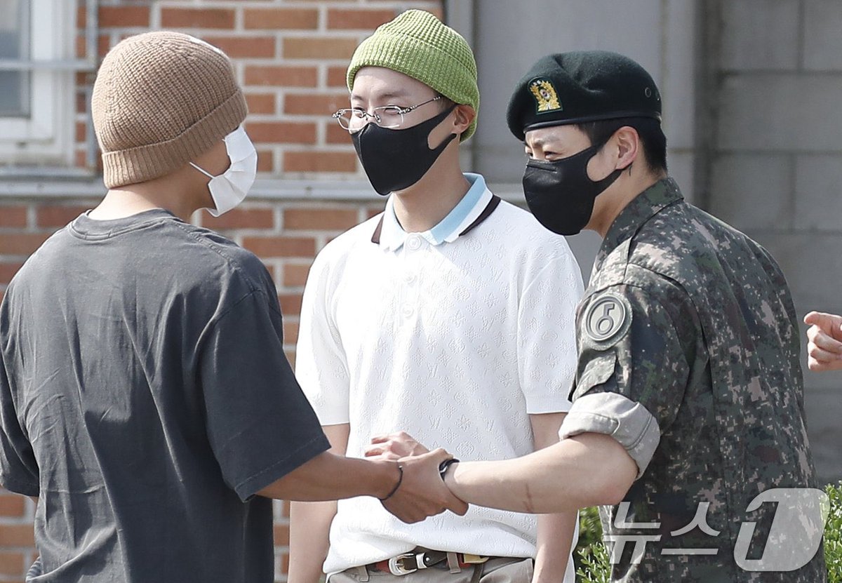 btspicstwt_'s tweet image. [📸 PHOTOS] 

#Jin official Military Discharge | #Jhope, #Jimin, #V &amp;amp; #Jungkook (14)

#WELCOMEBACKJIN