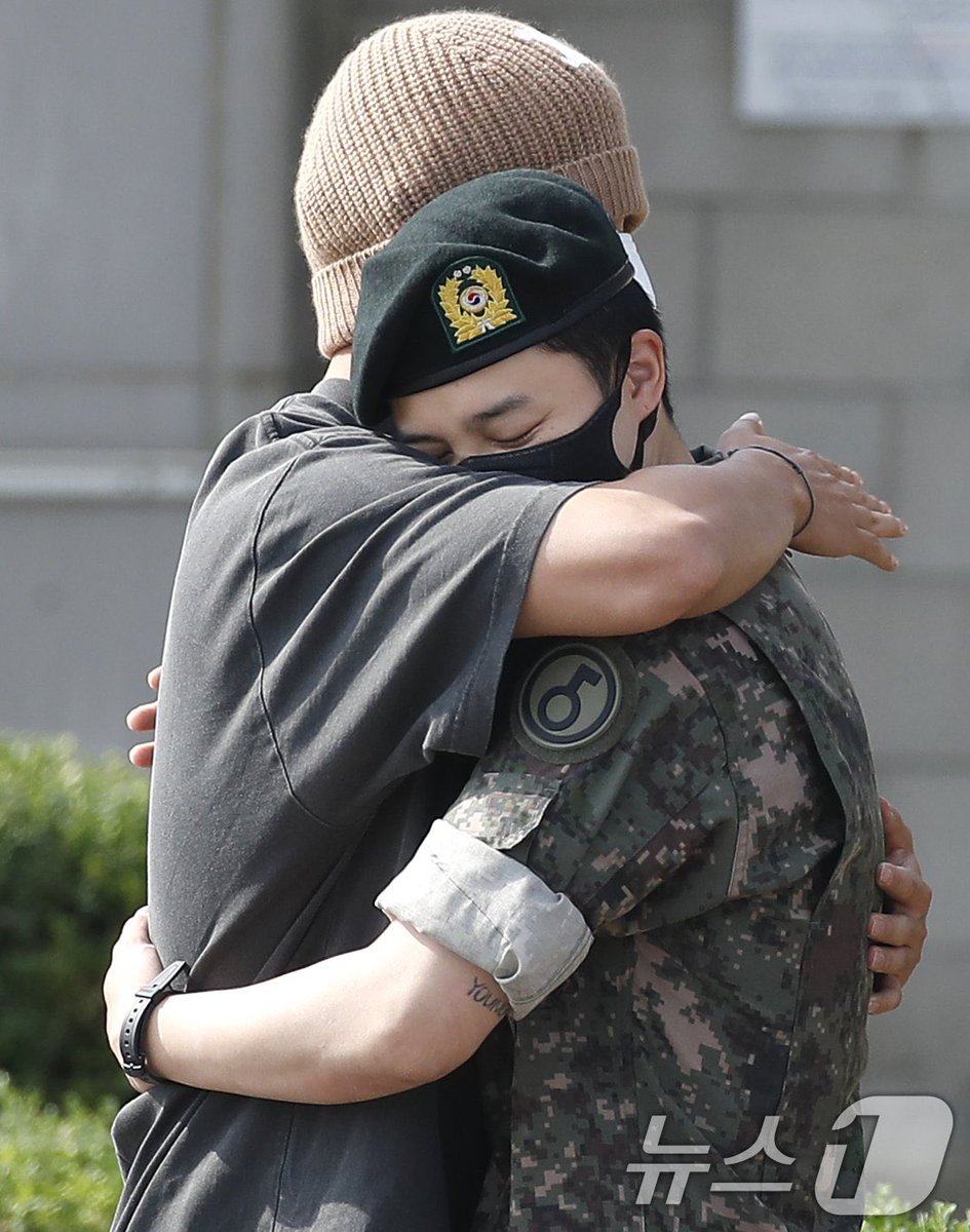 btspicstwt_'s tweet image. [📸 PHOTOS] 

#Jin official Military Discharge | #Jhope, #Jimin, #V &amp;amp; #Jungkook (14)

#WELCOMEBACKJIN