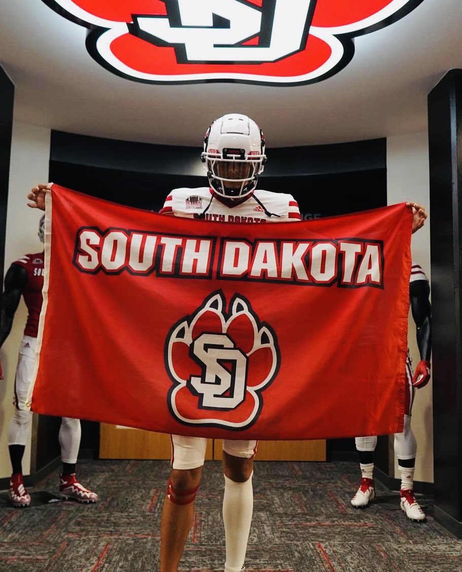 VistaGridiron's tweet image. 🏈 CONGRATULATIONS to @mvhs_gridiron QB Austyn Modrzewski for his commitment to continue his athletic and academic career at @sdcoyotesfb 👏👏 #ALLIN #vistafootball24 #goldeneagles @mvistaathletics @austynqb13