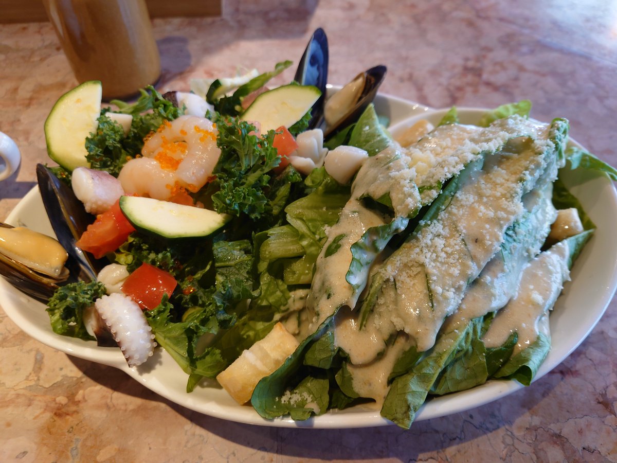 Lunch_AKB's tweet photo. キャンティ・デュエの『ハーフ＆ハーフサラダランチ』
パン＆スープ付き
※写真はカリブサラダとシーザーサラダ
ランチ営業時間：11:30~15:00

四種類のサラダから二種類を選ぼう！
ボリューム満点、具だくさんで満足度最高！
大きな窓に映る神田川の風景も至高！

#ランチ
#秋葉原
#秋葉原ランチ https://t.co/X7VHLsxyjJ