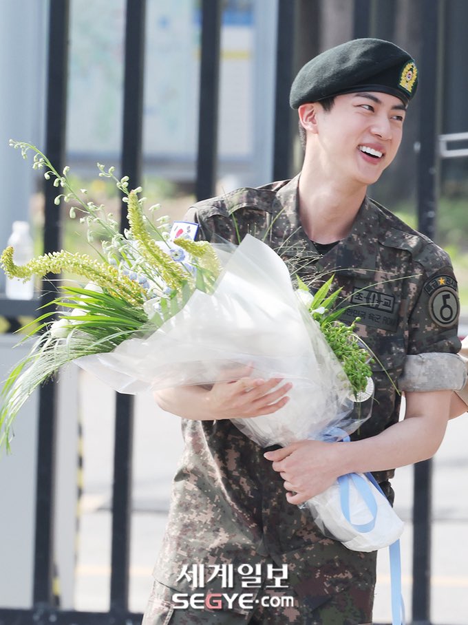 Angidramas's tweet photo. Como siempre viéndose increíblemente guapo ❤️
#Jin #Bts https://t.co/ZER3gJPO29