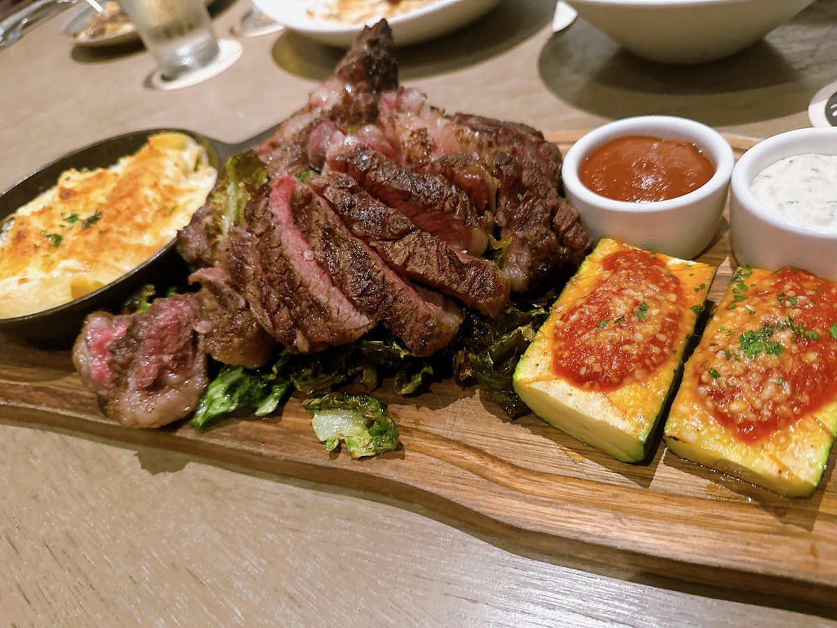 ksg__pro's tweet photo. ロケで食べる飯は豪勢に。
これロケを楽しむコツだよ https://t.co/Cwgn2n2Hhg
