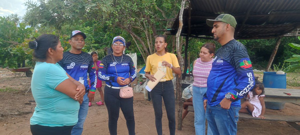 #ENFOTOS 📸 || Gracias al Sistema 1x10 del Buen Gobierno creado por el pdte. <a href="/NicolasMaduro/">Nicolás Maduro</a> se realizó la actualización de reportes con el fin de otorgar la mejor respuesta a cada situación vulnerable de los amazonenses.

tinyurl.com/23dcskpj
#NicoLeEchaPichón