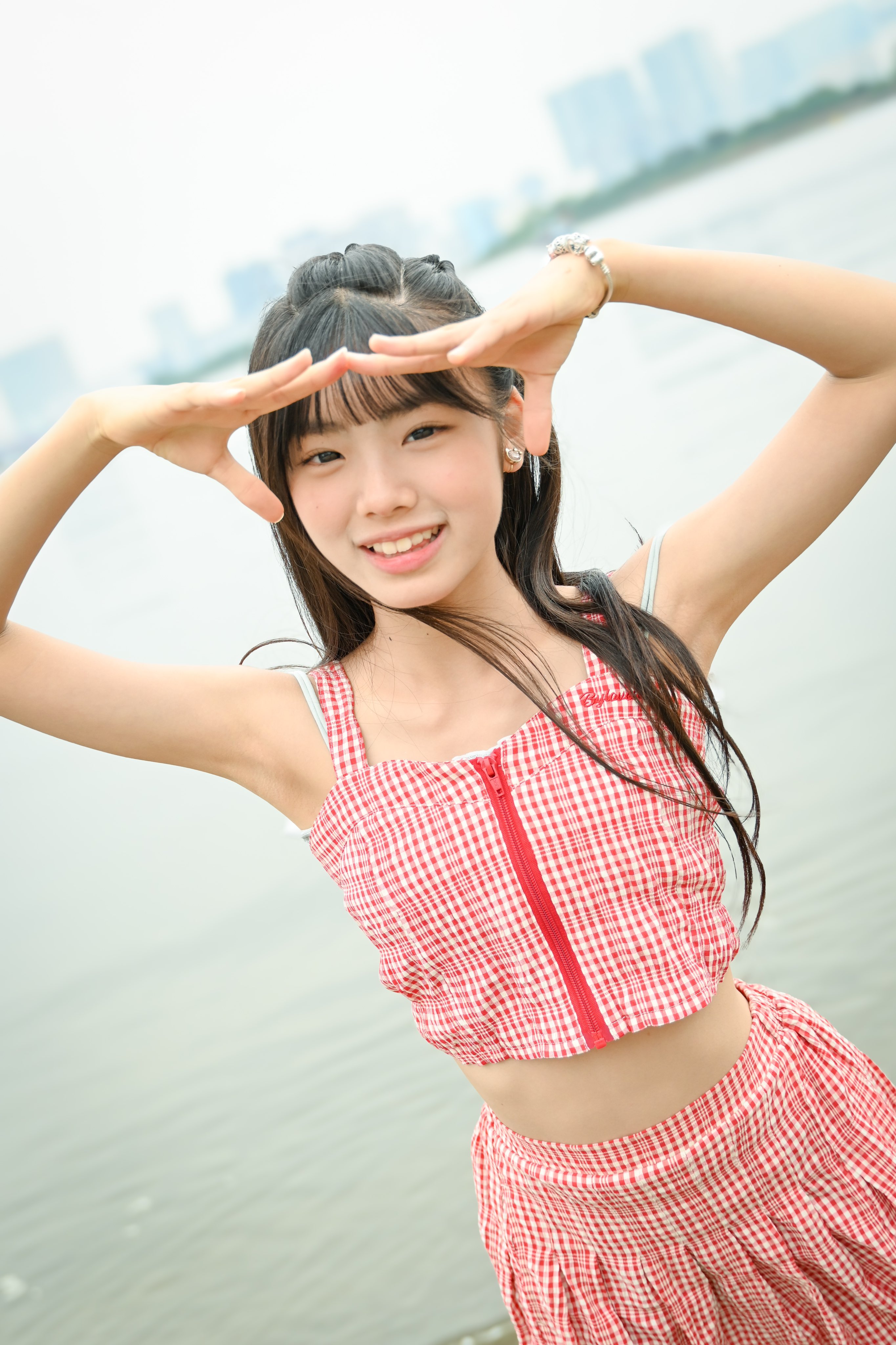 まりりん♡おもしろ雑貨シリーズ 跳び 気配切りで紙風船割った人が勝ち！トリオで対決！！ - YouTube