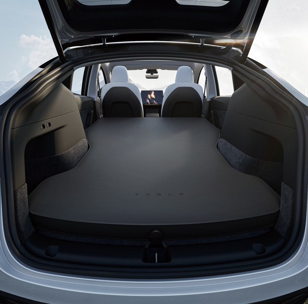 SawyerMerritt's tweet image. Tesla has introduced a Model Y air mattress for $225.
"Its three-inch, high-density foam filling creates a soft landing pad, and its waterproof polyester exterior is durable and smooth to the touch. The mattress quickly inflates with the included air pump."
Buy:…
