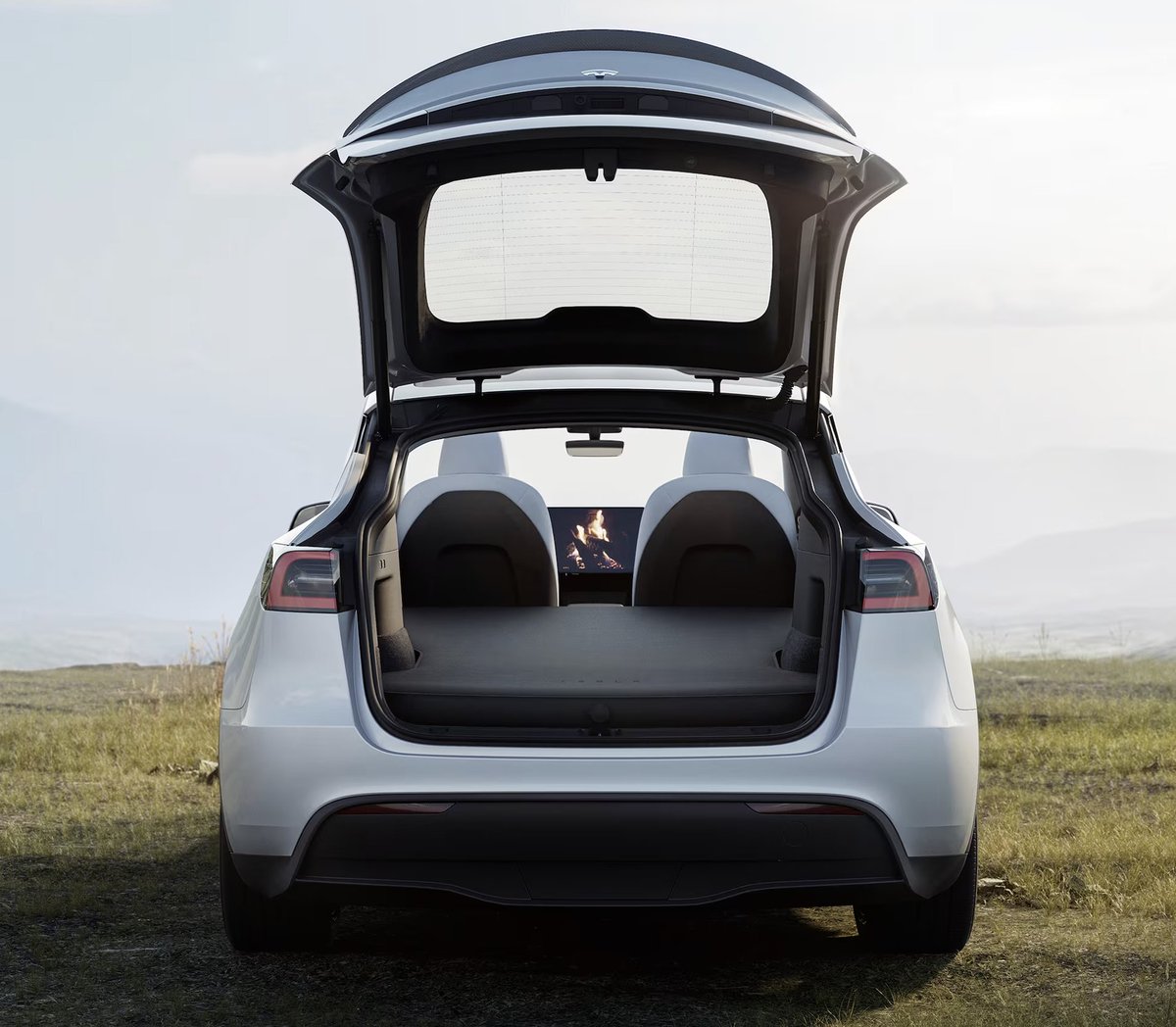 SawyerMerritt's tweet image. Tesla has introduced a Model Y air mattress for $225.
"Its three-inch, high-density foam filling creates a soft landing pad, and its waterproof polyester exterior is durable and smooth to the touch. The mattress quickly inflates with the included air pump."
Buy:…