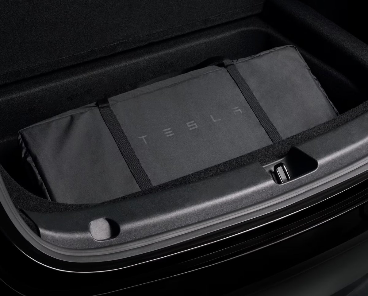 SawyerMerritt's tweet image. Tesla has introduced a Model Y air mattress for $225.
"Its three-inch, high-density foam filling creates a soft landing pad, and its waterproof polyester exterior is durable and smooth to the touch. The mattress quickly inflates with the included air pump."
Buy:…