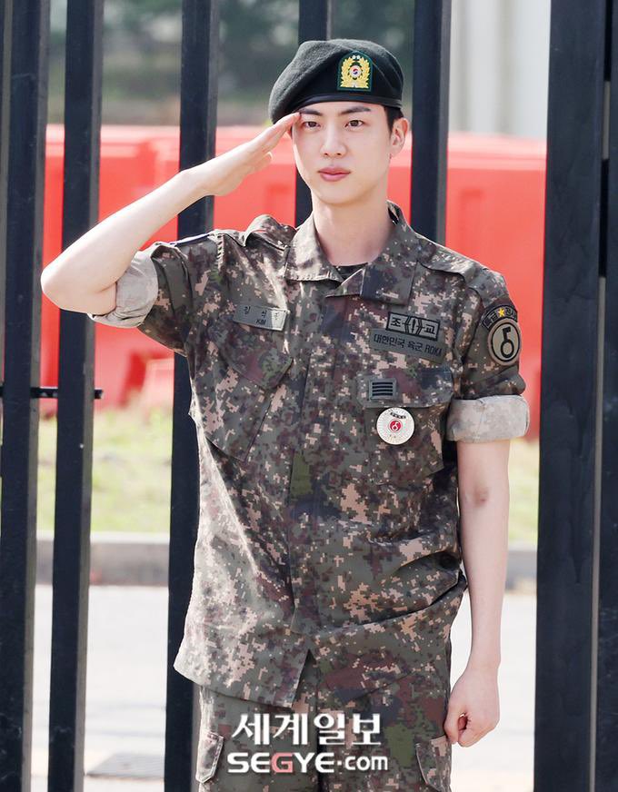 BTStreamingID's tweet photo. WELCOME BACK JIN
KIM SEOKJIN IS BACK
#자_이제_석진이의_시간이다
#석진이_전역_우리_봄날시작
#경_특급_김석진_JIN_귀환_축
#석진이와_새롭게_시작될_story 
#WelcomeBackJin
#WelcomeHomeOurAstronaut
#TheAstronautHasLanded https://t.co/qm0nTRKTzu