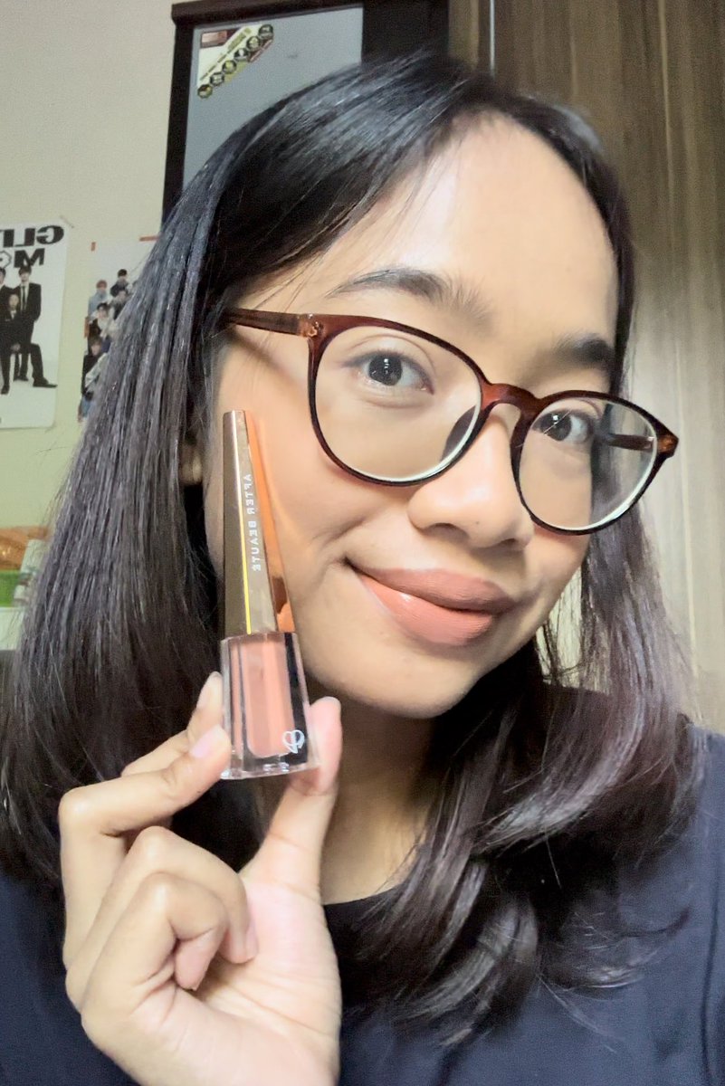 aliseuontwt's tweet photo. kalo kalian punya bibir gelap dan mau nyari nude lip cream yang beneran pigmented dan nutup garis bibir tapi ga bikin kering, cobain After Beauté deh!!🥹💖

yang aku pake shade velvet waffle yaaa. dia nude tapi ga bikin pucet di kulit akuuu! https://t.co/msx4ogHXYd