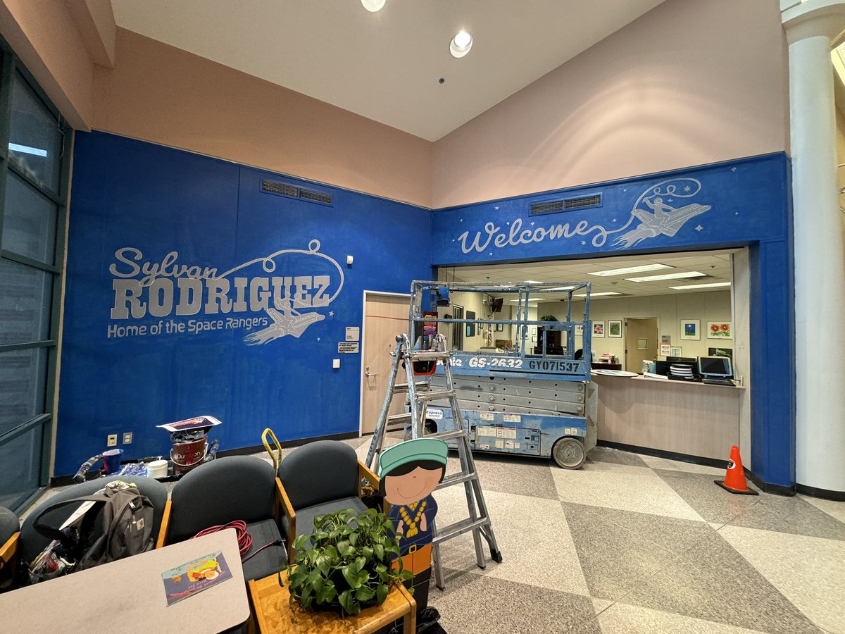 TBradleyMurals's tweet photo. The entrance transformation @hisd_SRE embraces their Space Ranger Pride &amp; IB curriculum! You will find this throughout the school!! @drea_bob finished up the large Space Ranger in the hall by the library...this makes a great photo op spot for the SRE Space Rangers!! 🚀💫 https://t.co/BnFIND452Z