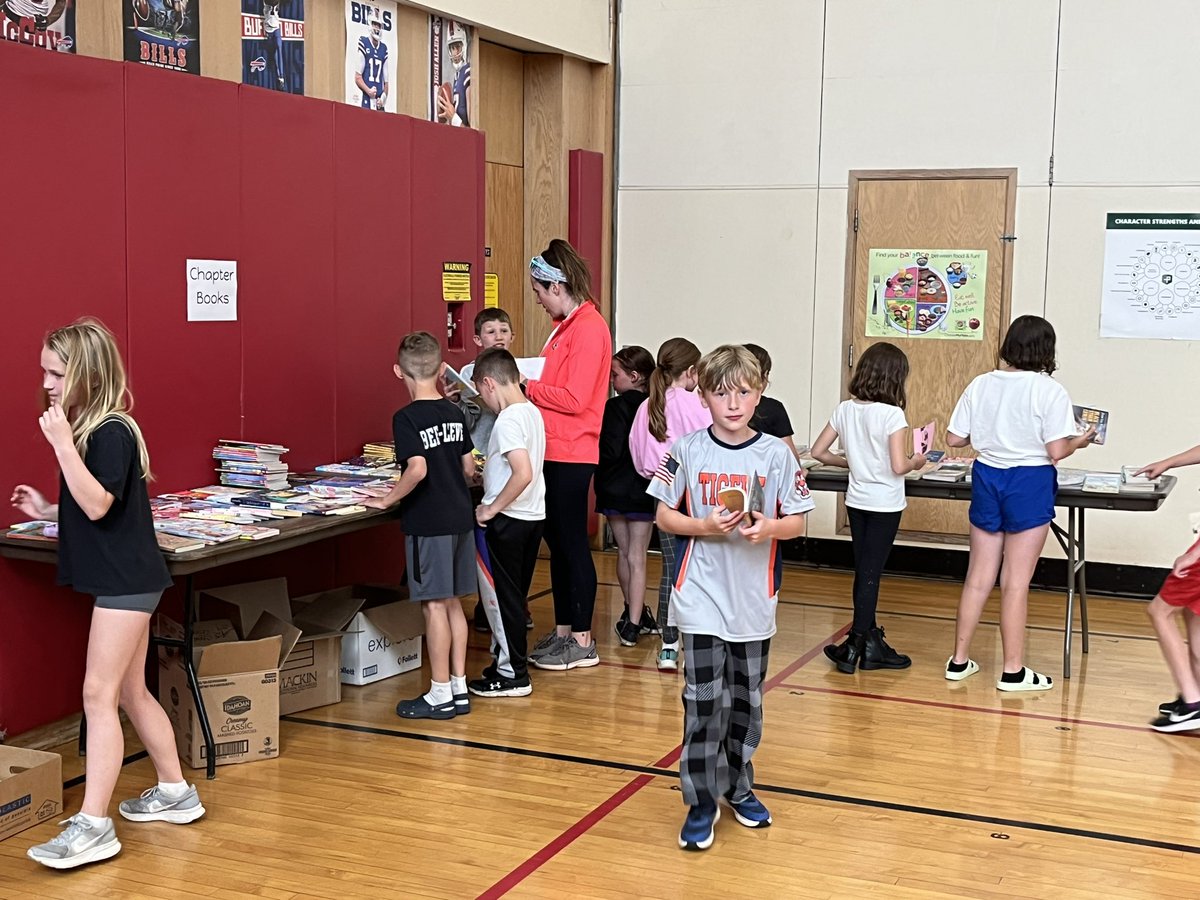 Our annual book swap was today!  Students got to come down and grab 1-3 books to take home for summer reading along with a penguin water bottle sticker and a bookmark. A few kids even got the same book and talked about a “summer reading group”.  Warms this librarians heart! ❤️🐧