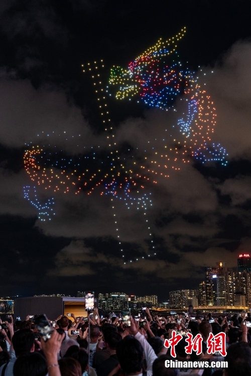 PDChinaLife's tweet photo. More than 1,000 drones teamed up to present a stunning 10-minute #lightdisplay over Hong Kong's iconic Victoria Harbour on Monday, celebrating China's annual #DragonBoatFestival. https://t.co/uz5j1zxzfp