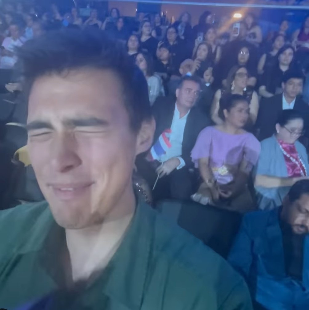 sph_xild's tweet photo. It's really destiny, isn't it?
The fact that Abe captured this moment when he's proud of her sister and then there's Anntonia's parents behind him, who was also captivated by the Filipina beauty that they also watched her on the screen
The real #De5tiny
#PorDee #PorDeeUniverse https://t.co/O89nGlCtWo