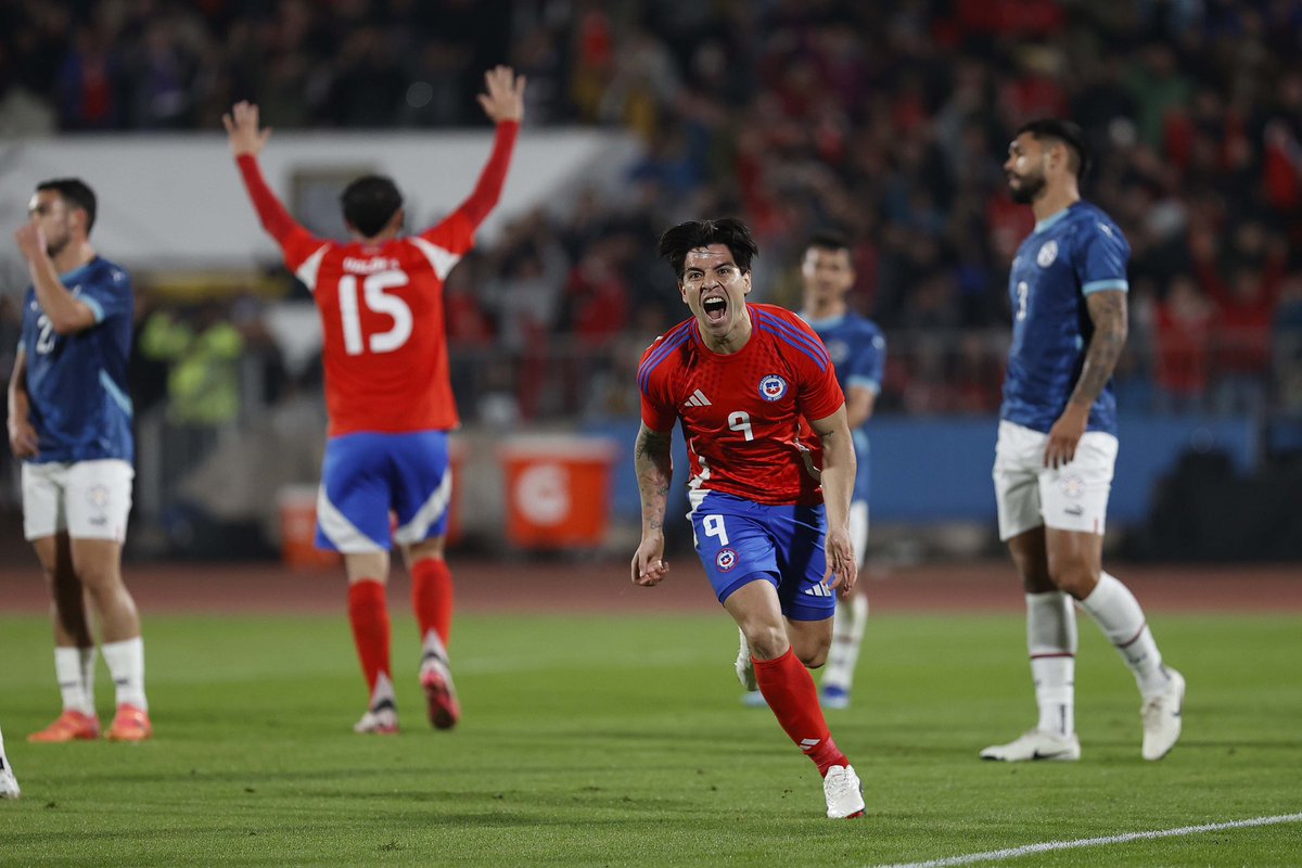 LaRoja's tweet photo. LOS GRITAMOS CON TODO 🔥🙌

📸 Postales del doblete Dávila. 

🇨🇱2️⃣➖0️⃣🇵🇾
#SomosLaRoja https://t.co/CHvElL9lOf