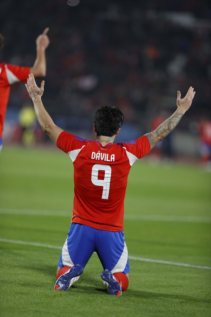 LaRoja's tweet photo. LOS GRITAMOS CON TODO 🔥🙌

📸 Postales del doblete Dávila. 

🇨🇱2️⃣➖0️⃣🇵🇾
#SomosLaRoja https://t.co/CHvElL9lOf